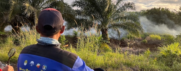 SUB: Fire patrol attending a fire in Pawan-Kepulu-Landscape, West Kalimantan, Indonesia. Photo: Rosalien Jezeer